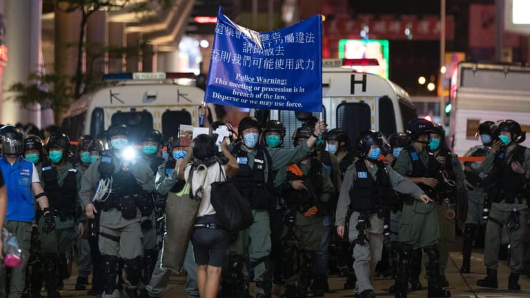 Polizisten gehen gegen Proteste vor: Seit das neue Gesetz gilt haben viele Menschen in Hongkong Angst davor, sich politisch zu engagieren (Archivbild).