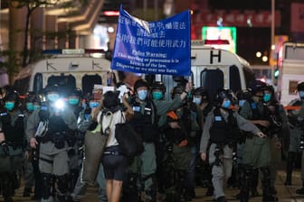 Polizisten gehen gegen Proteste vor: Seit das neue Gesetz gilt haben viele Menschen in Hongkong Angst davor, sich politisch zu engagieren (Archivbild).