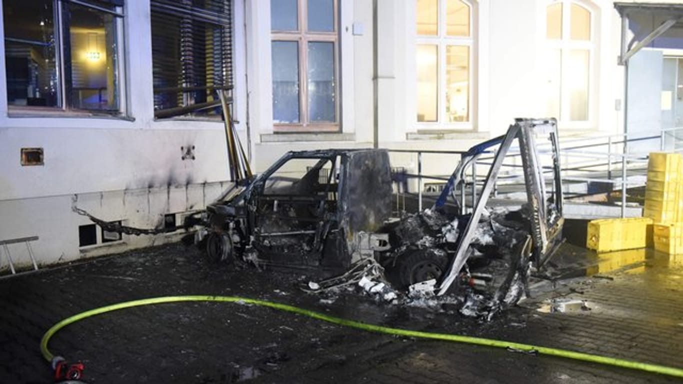 Explodierte Akkus, geborstene Scheiben: Von einem abgefackelten Streetscooter in Herne blieb fast nichts übrig.
