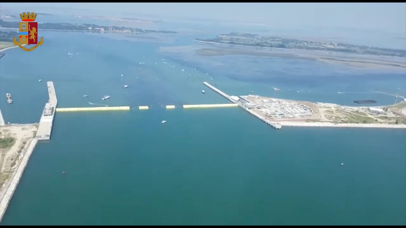 Italien: Erstmals wurden die 78 mobilen Hochwasserschutz-Barrieren an den Laguneneinfahrten von Venedig getestet.