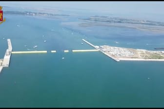 Italien: Erstmals wurden die 78 mobilen Hochwasserschutz-Barrieren an den Laguneneinfahrten von Venedig getestet.