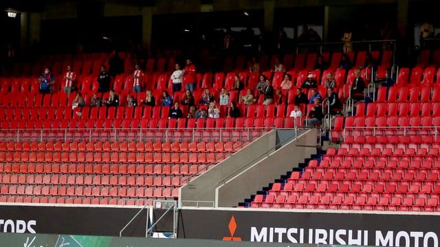 Eine Gruppe mit Spielerfrauen befand sich kurzfristig auf der sonst leeren Tribüne in Heidenheim. Eine Gruppe mit Spielerfrauen befand sich kurzfristig auf der sonst leeren Tribüne in Heidenheim.
