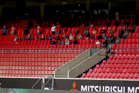 Eine Gruppe mit Spielerfrauen befand sich kurzfristig auf der sonst leeren Tribüne in Heidenheim.