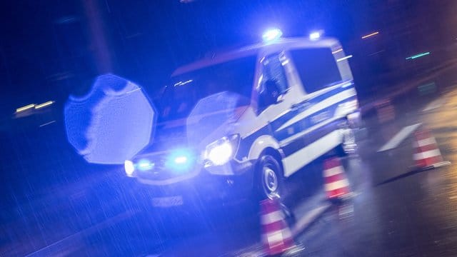 Ein Polizeifahrzeug im Einsatz.