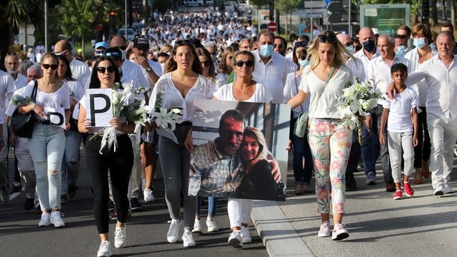 Veronique Monguillot, Ehefrau des nun gestorbenen Busfahrers, am Mittwoch bei einem Protestmarsch mit einem Foto von ihr mit ihrem Ehemann. Veronique Monguillot, Ehefrau des nun gestorbenen Busfahrers, am Mittwoch bei einem Protestmarsch mit einem Foto von ihr mit ihrem Ehemann.