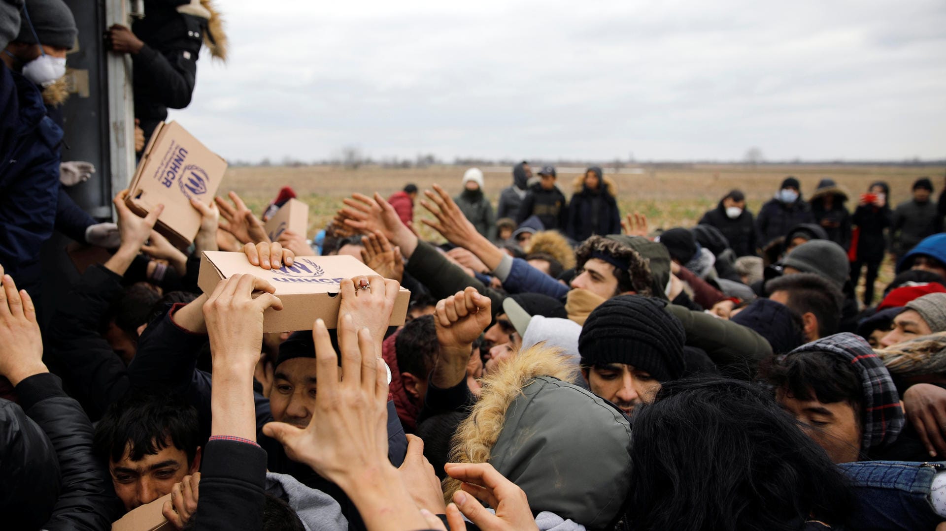 Flüchtlinge nehmen eine Hilfslieferung entgegen: Für die Versorgung der hauptsächlich syrischen Flüchtlinge kriegt die Türkei nun mehr Geld von der EU (Archivbild).