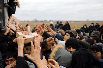 Flüchtlinge nehmen eine Hilfslieferung entgegen: Für die Versorgung der hauptsächlich syrischen Flüchtlinge kriegt die Türkei nun mehr Geld von der EU (Archivbild).