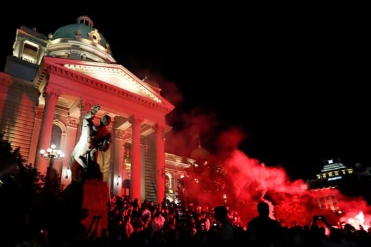 Demonstranten dringen ins serbische Parlament ein.