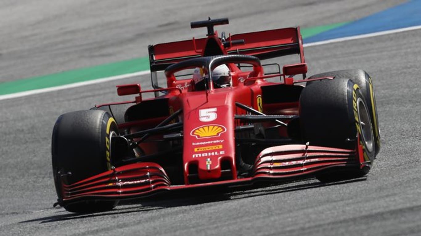 Sebastian Vettel vom Team Ferrari steuert im 2.