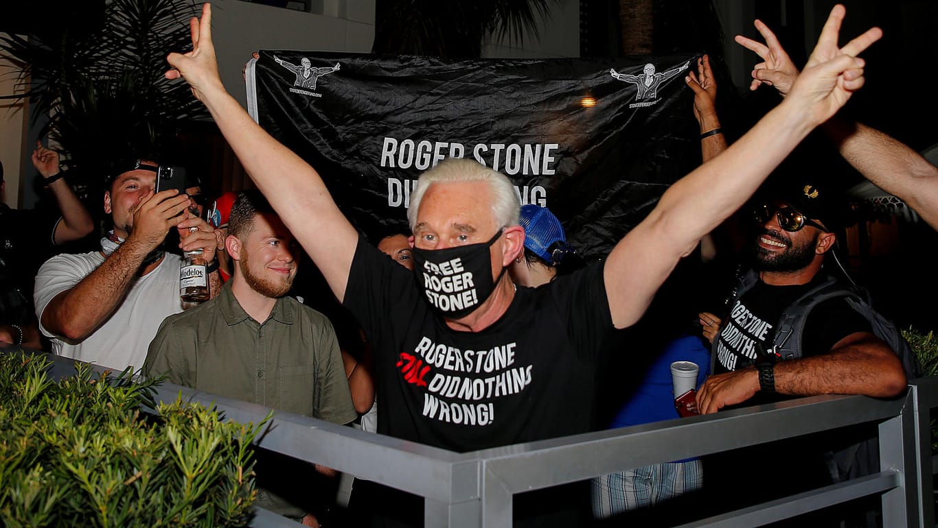 Roger Stone vor seinem Haus in Fort Lauderdale (Florida): Stone jubelt über die durch Präsident Trump erlassene Haftstrafe. Auf seinem T-Shirt steht "Roger Stone hat nichts falsch gemacht" – auf seiner Maske steht "Befreit Roger Stone!".