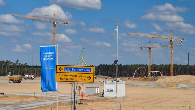 Baukräne und Baumaschinen: So sieht das Gelände der künftigen Tesla Giga-Factory nahe Berlin aus.