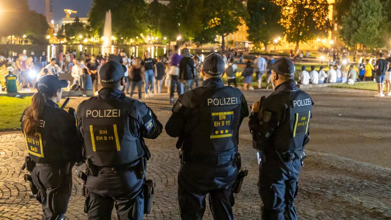 Eckensee in Stuttgart: In der Nacht zu Samstag kontrollierte die Polizei hier erneut zahlreiche Menschen und erteilte Platzverweise.