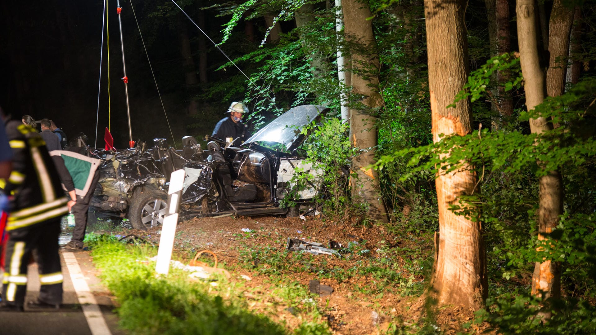 Unfallort nahe Hofheim im Taunus: Bei einem schweren Autounfall sind drei junge Männer gestorben. Der Fahrer des Wagens überlebte schwer verletzt.