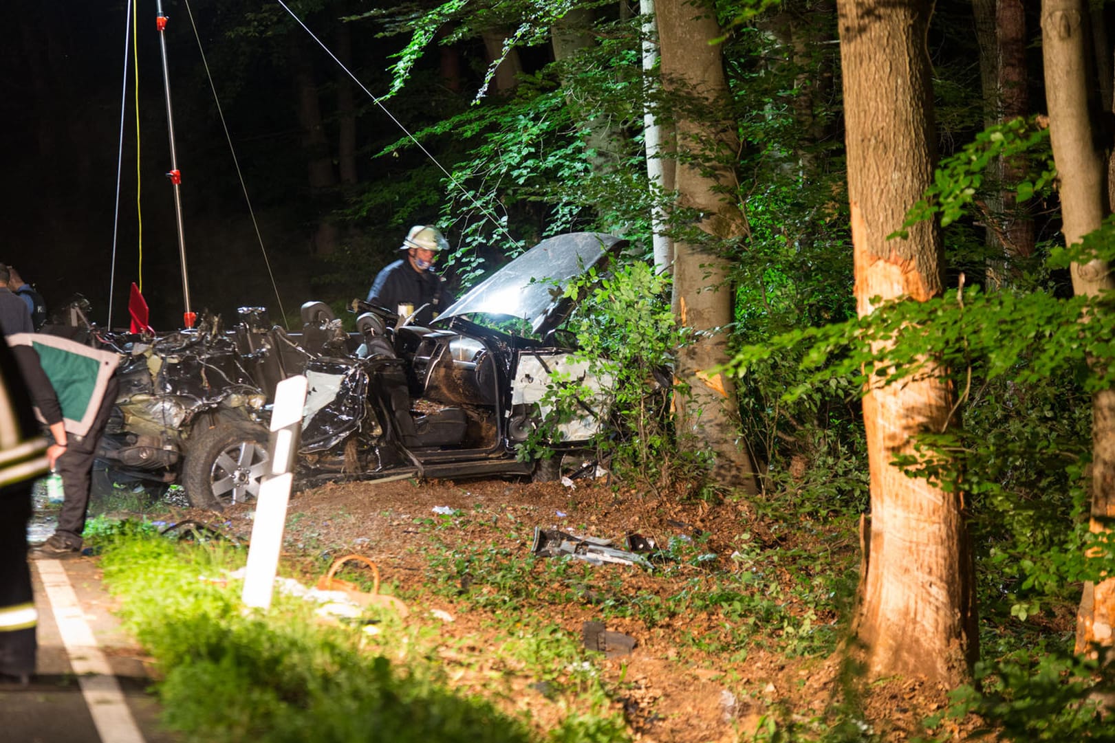 Unfallort nahe Hofheim im Taunus: Bei einem schweren Autounfall sind drei junge Männer gestorben. Der Fahrer des Wagens überlebte schwer verletzt.