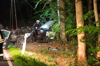 Unfallort nahe Hofheim im Taunus: Bei einem schweren Autounfall sind drei junge Männer gestorben. Der Fahrer des Wagens überlebte schwer verletzt.
