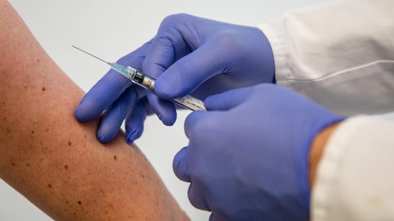 Impfung: Am Institut für Tropenmedizin wird ein möglicher Wirkstoff gegen das Coronavirus gespritzt. Der Wirkstoff kommt von der Tübinger Firma Curevac.