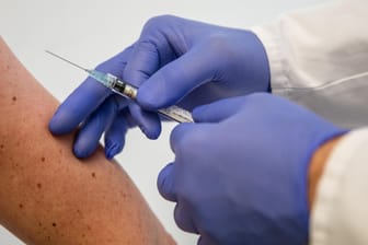 Impfung: Am Institut für Tropenmedizin wird ein möglicher Wirkstoff gegen das Coronavirus gespritzt. Der Wirkstoff kommt von der Tübinger Firma Curevac.