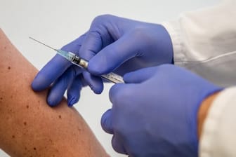 An der Tübinger Uniklinik wird Impfstoff des Biopharma-Unternehmens Curevac auf seine Verträglichkeit getestet.