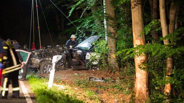 Das Autowrack wird nach dem schweren Unfall nahe Hofheim am Taunus geborgen.