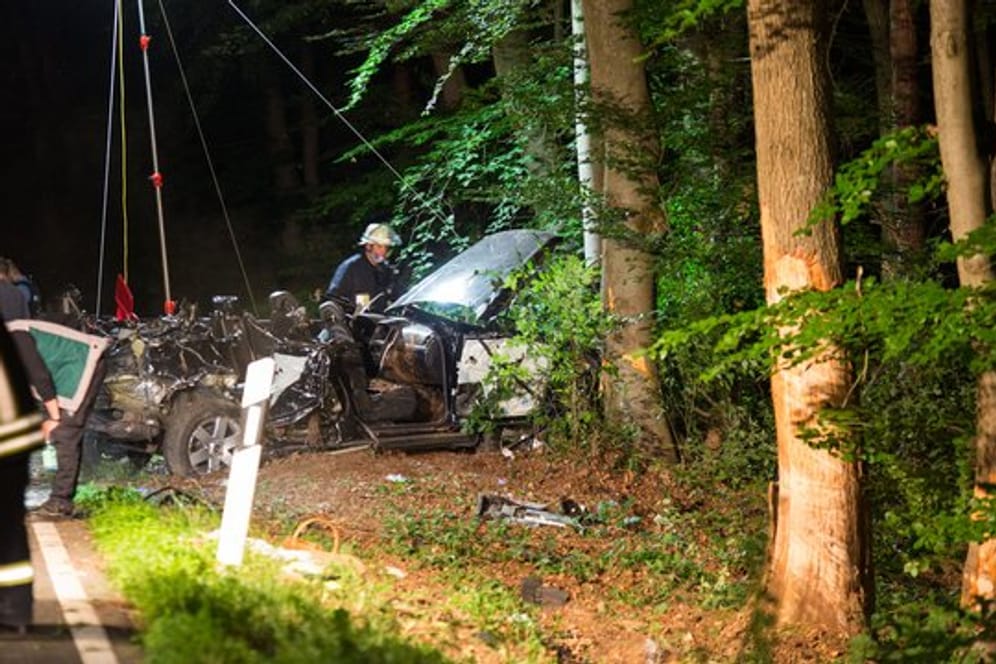 Das Autowrack wird nach dem schweren Unfall nahe Hofheim am Taunus geborgen.