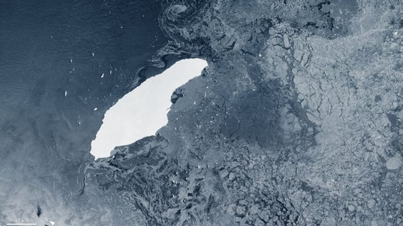 Der Eisberg A68-A schwimmt mitten im Südatlantik in der Nähe der Südlichen Orkneyinseln.