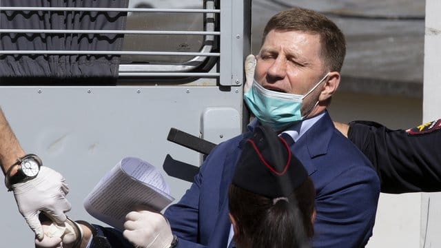 Sergej Furgal, Gouverneur von Chabarowsk, wird aus einem Gerichtssaal in Moskau geführt. Sergej Furgal, Gouverneur von Chabarowsk, wird aus einem Gerichtssaal in Moskau geführt.