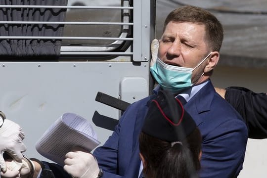 Sergej Furgal, Gouverneur von Chabarowsk, wird aus einem Gerichtssaal in Moskau geführt.