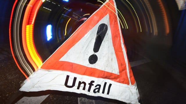 Warndreieck und Blaulicht auf der Straße: Unfallexperten wollen klären, wie der Campingbus auf der Rheininsel Korsika ins Rutschen kam. (Symbolfoto)