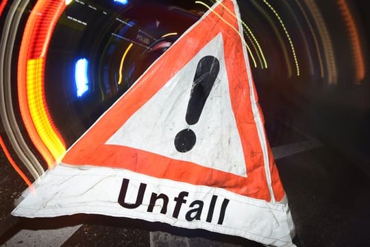 Warndreieck und Blaulicht auf der Straße: Unfallexperten wollen klären, wie der Campingbus auf der Rheininsel Korsika ins Rutschen kam. (Symbolfoto)