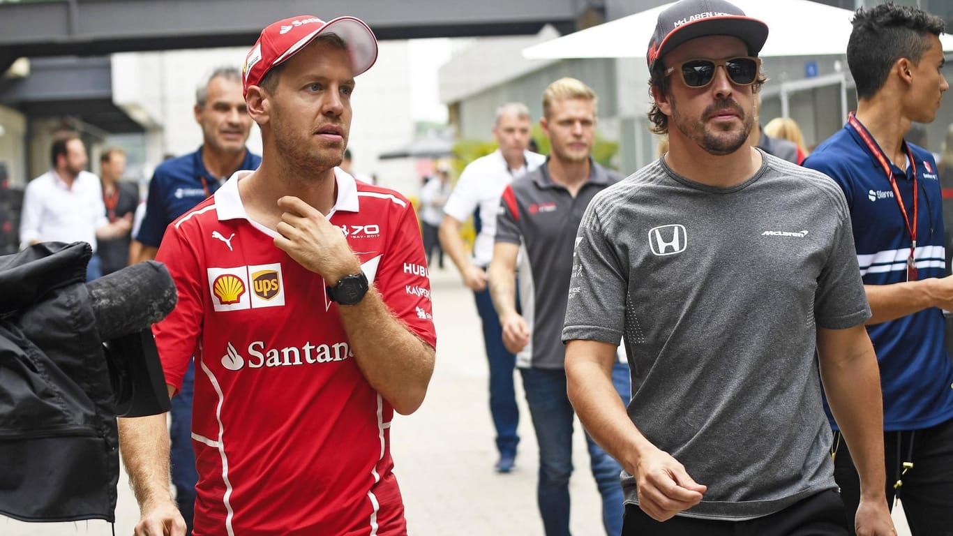 Foto aus der Saison 2017: Vettel (li.) und der damalige McLaren Honda-Pilot Alonso.