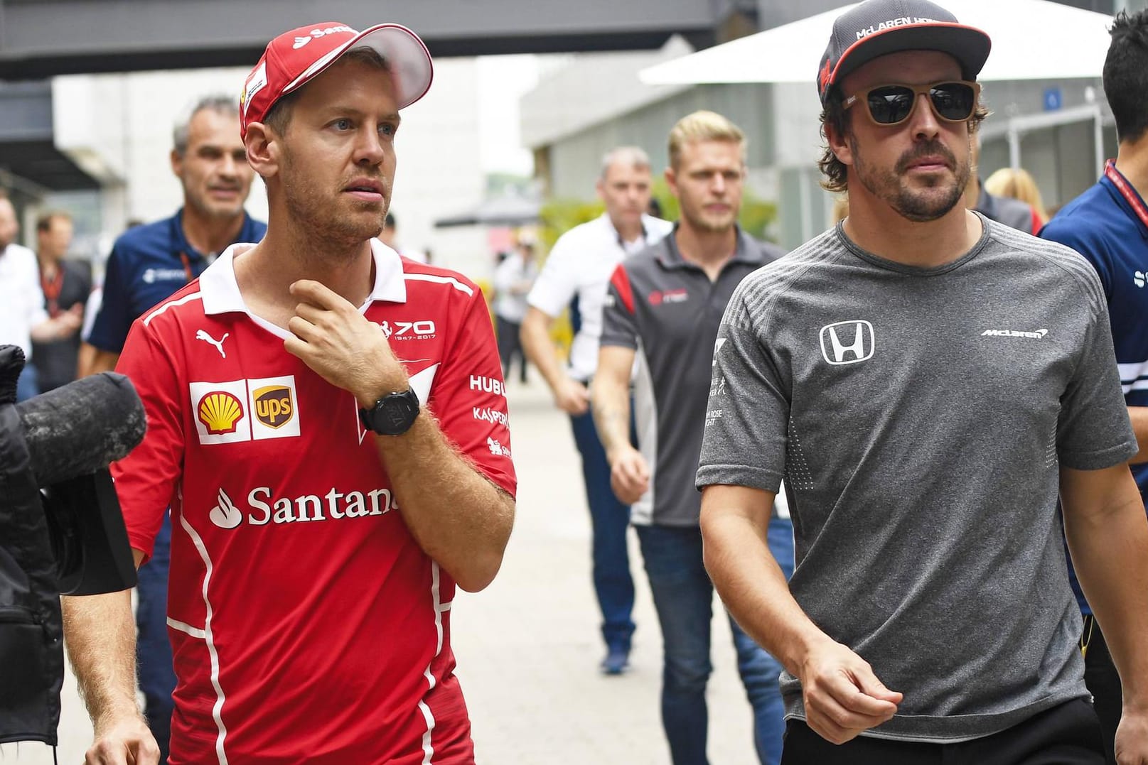 Foto aus der Saison 2017: Vettel (li.) und der damalige McLaren Honda-Pilot Alonso.