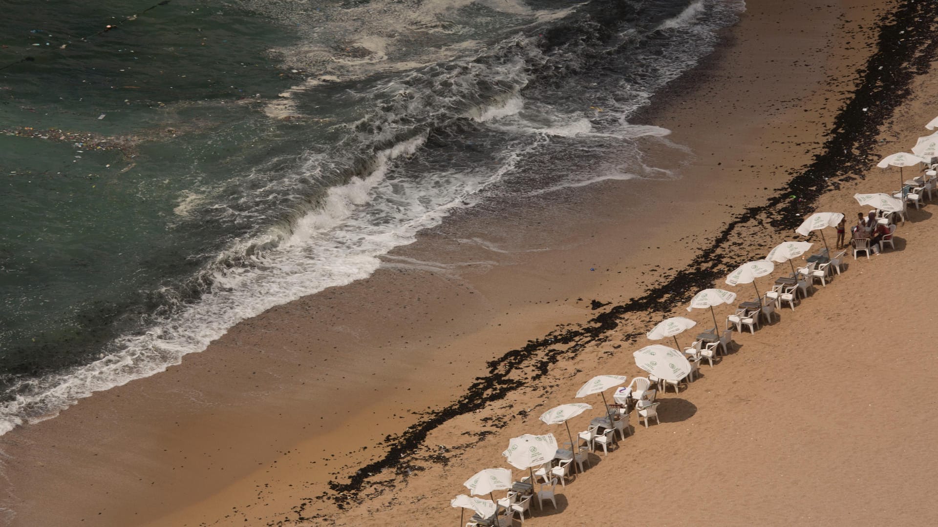 Stanley Beach in Alexandria: Wegen Corona ist der Strand zurzeit eigentlich geschlossen, darum sind auch keine Rettungsschwimmer im Einsatz. Stanley Beach in Alexandria: Wegen Corona ist der Strand zurzeit eigentlich geschlossen, darum sind auch keine Rettungsschwimmer im Einsatz.