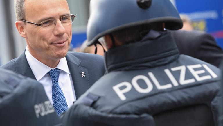 Hessens Innenminister Peter Beuth (CDU, l.) mit einem Polizisten: Die Staatsanwaltschaft hat noch keine Verdächtigen im Fall "NSU 2.0".