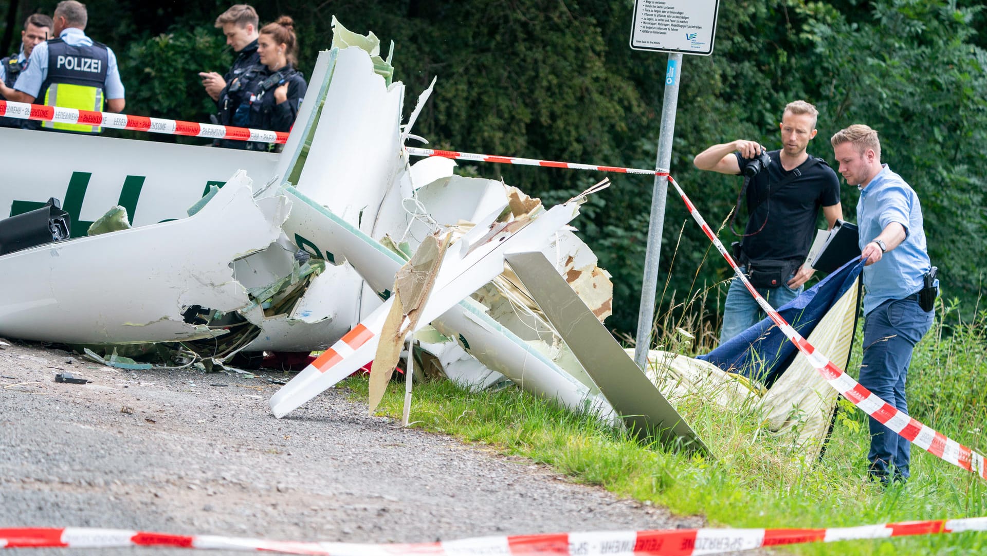 Wrack eines Segelflugzeugs am Waldrand in Dülmen: Bei den zwei toten Männern handele es sich vermutlich um die Piloten, so ein Polizeisprecher. Wrack eines Segelflugzeugs am Waldrand in Dülmen: Bei den zwei toten Männern handele es sich vermutlich um die Piloten, so ein Polizeisprecher.