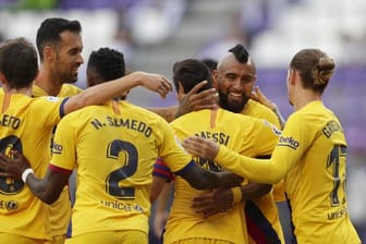 Torjubel: Die Spieler vom FC Barcelona feiern den Treffer von Arturo Vidal (2.