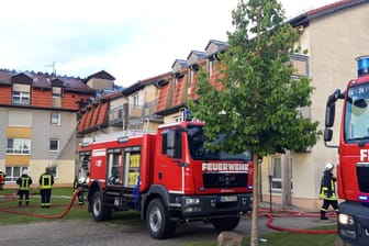 Feuerwehrfahrzeuge vor dem Pflegeheim in Templin: Der Dachstuhl geriet aus bislang ungeklärter Ursache gegen 16:50 Uhr in Brand.