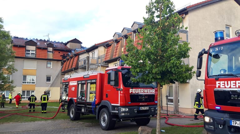 Feuerwehrfahrzeuge vor dem Pflegeheim in Templin: Der Dachstuhl geriet aus bislang ungeklärter Ursache gegen 16:50 Uhr in Brand.