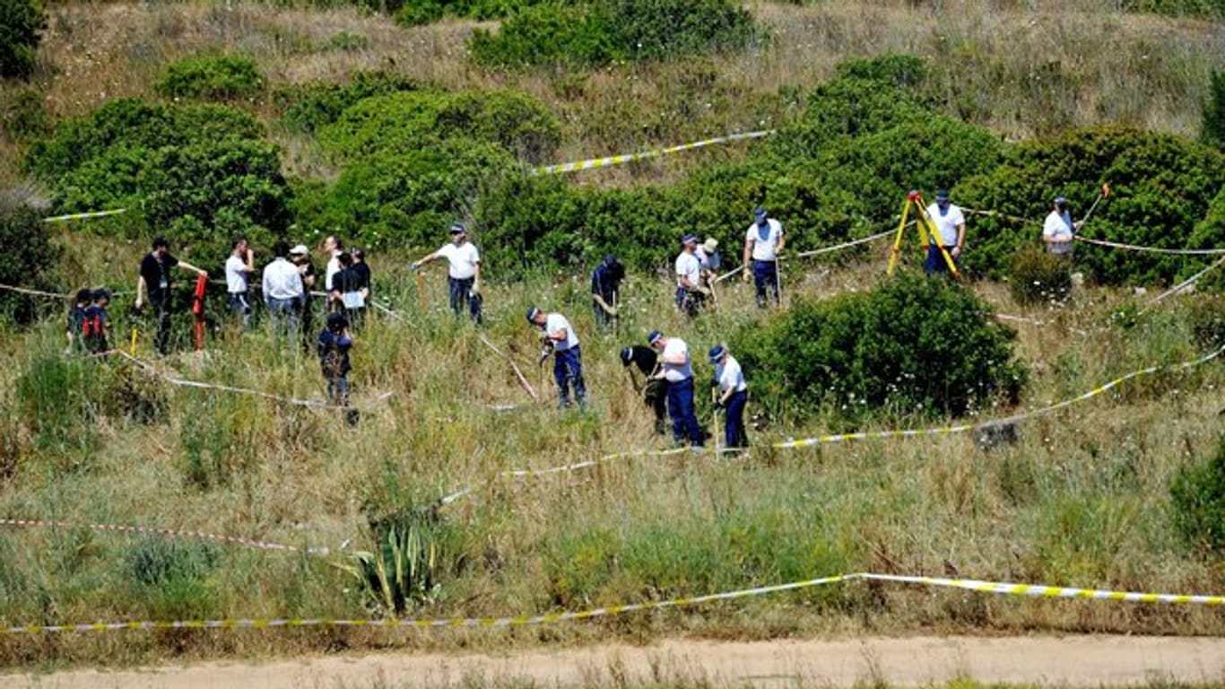 Polizisten aus Großbritannien und aus Portugal durchsuchen das Buschland außerhalb von Praia da Luz im Zuge der Untersuchung im Fall des vermissten britischen Mädchens Madeleine "Maddie" McCann.