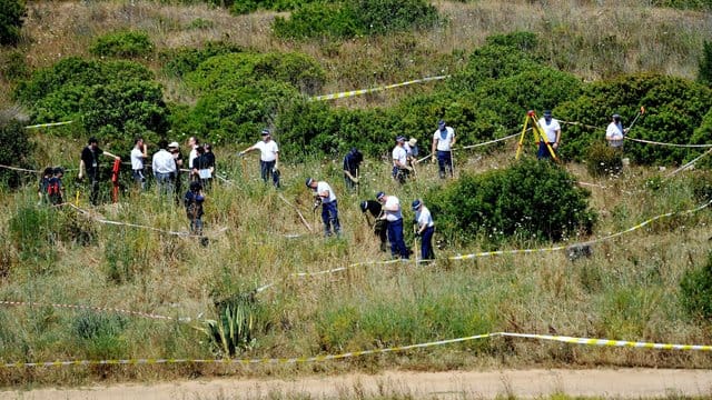 Polizisten aus Großbritannien und aus Portugal durchsuchen das Buschland außerhalb von Praia da Luz im Zuge der Untersuchung im Fall des vermissten britischen Mädchens Madeleine "Maddie" McCann. Polizisten aus Großbritannien und aus Portugal durchsuchen das Buschland außerhalb von Praia da Luz im Zuge der Untersuchung im Fall des vermissten britischen Mädchens Madeleine "Maddie" McCann.