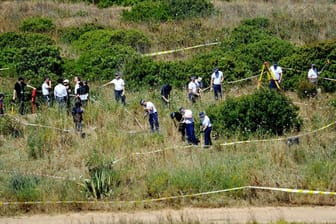 Polizisten aus Großbritannien und aus Portugal durchsuchen das Buschland außerhalb von Praia da Luz im Zuge der Untersuchung im Fall des vermissten britischen Mädchens Madeleine "Maddie" McCann.