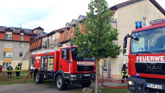 Feuerwehrfahrzeuge stehen vor dem Ort des Feuers in Templin.