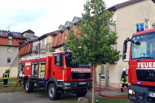 Feuerwehrfahrzeuge stehen vor dem Ort des Feuers in Templin.