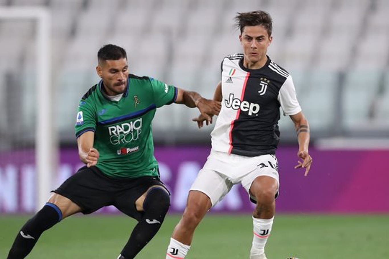 Paulo Dybala (r) von Juventus und Jose Palomino von Bergamo kämpfen um den Ball.