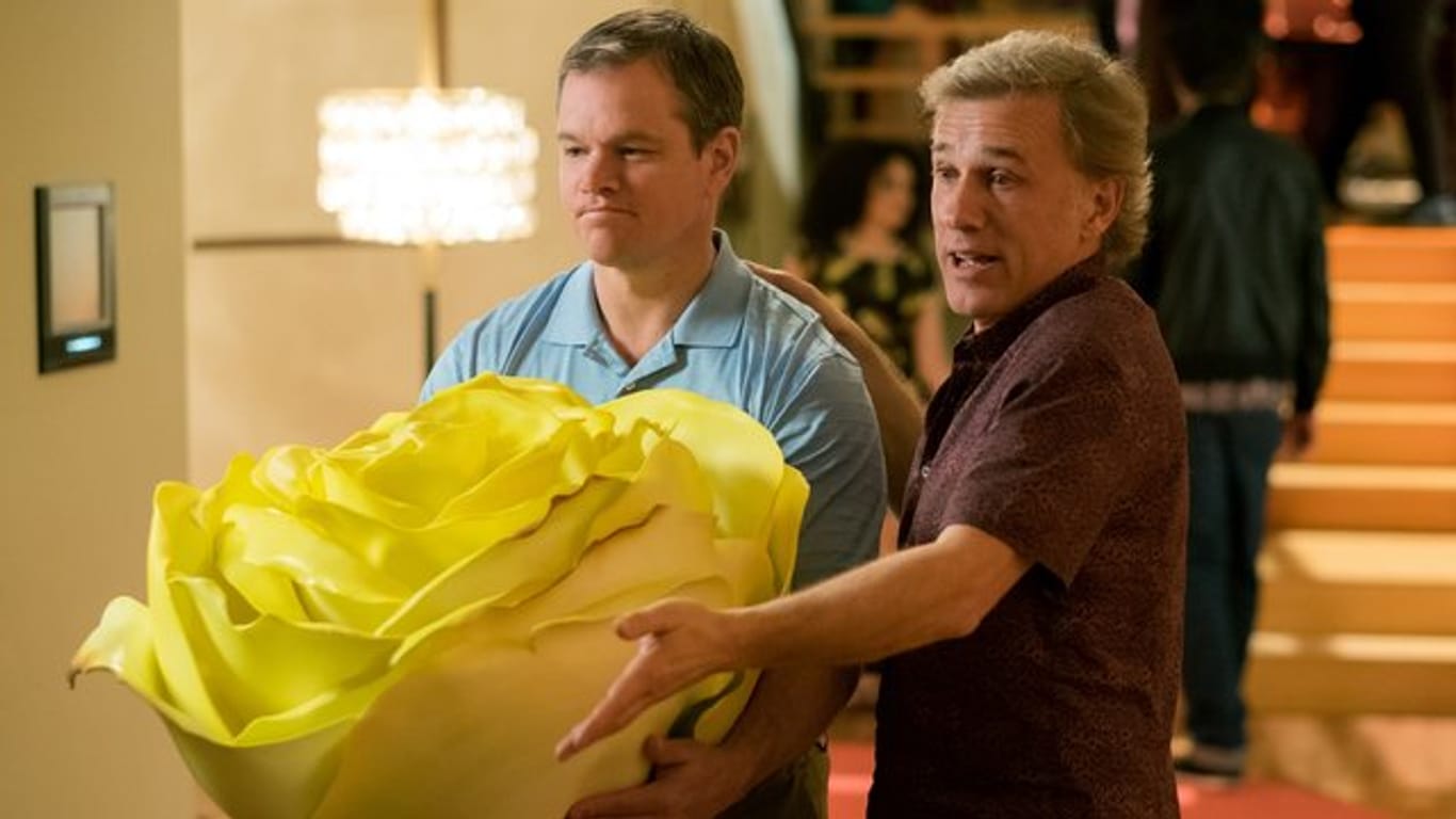 Matt Damon (l) als Paul und Christoph Waltz als Dusan in einer Szene des Films "Downsizing".