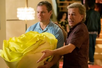Matt Damon (l) als Paul und Christoph Waltz als Dusan in einer Szene des Films "Downsizing".