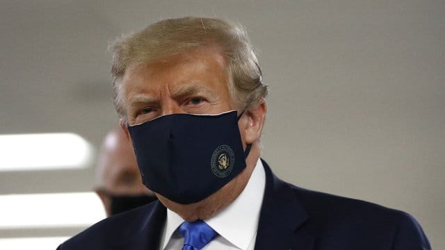 Donald Trump trägt während seines Besuches im Walter-Reed-Militärkrankenhaus einen Mund-Nasen-Schutz. Donald Trump trägt während seines Besuches im Walter-Reed-Militärkrankenhaus einen Mund-Nasen-Schutz.