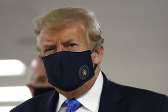 Donald Trump trägt während seines Besuches im Walter-Reed-Militärkrankenhaus einen Mund-Nasen-Schutz.