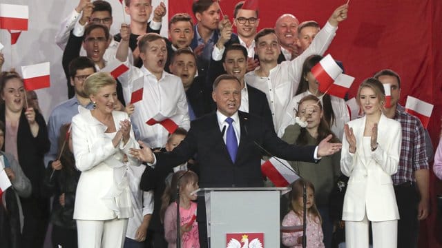 Andrzej Duda spricht zu Unterstützern.