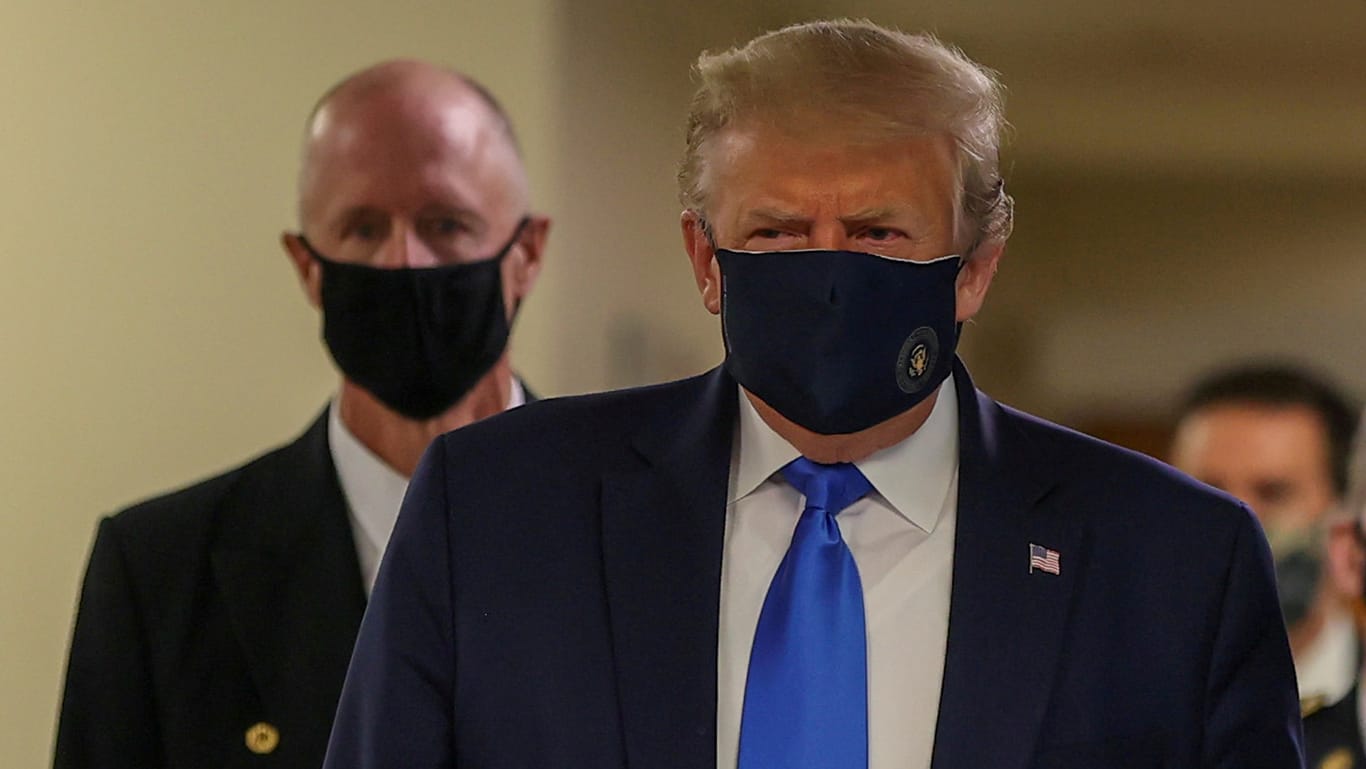 US-Präsident Donald Trump beim Besuch eines Militärkrankenhauses: Hier trägt er zum ersten Mal öffentlich eine Maske.