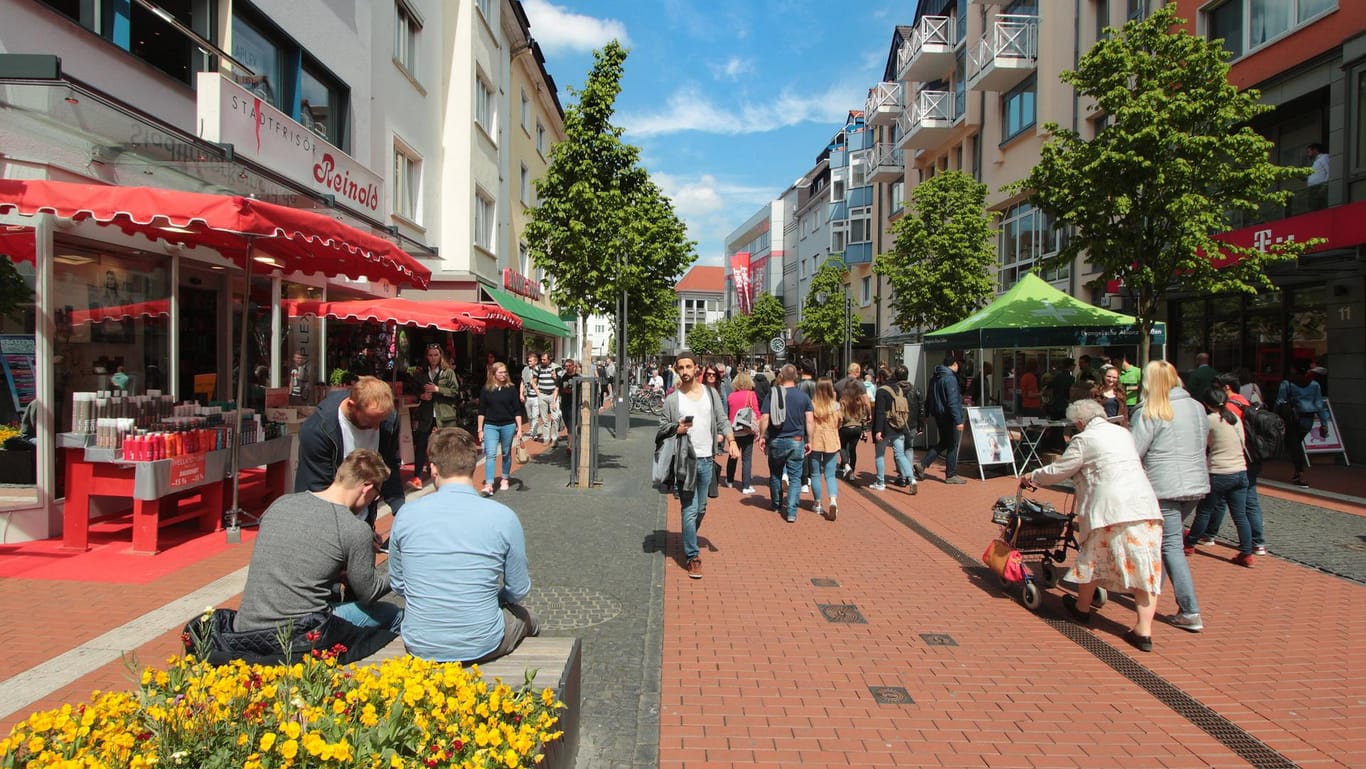 Fußgängerzone in Gießen: Ein 29-Jähriger raste am Samstagnachmittag mit seinem Auto durch die Innenstadt und machte auch vor der Fußgängerzone nicht Halt.